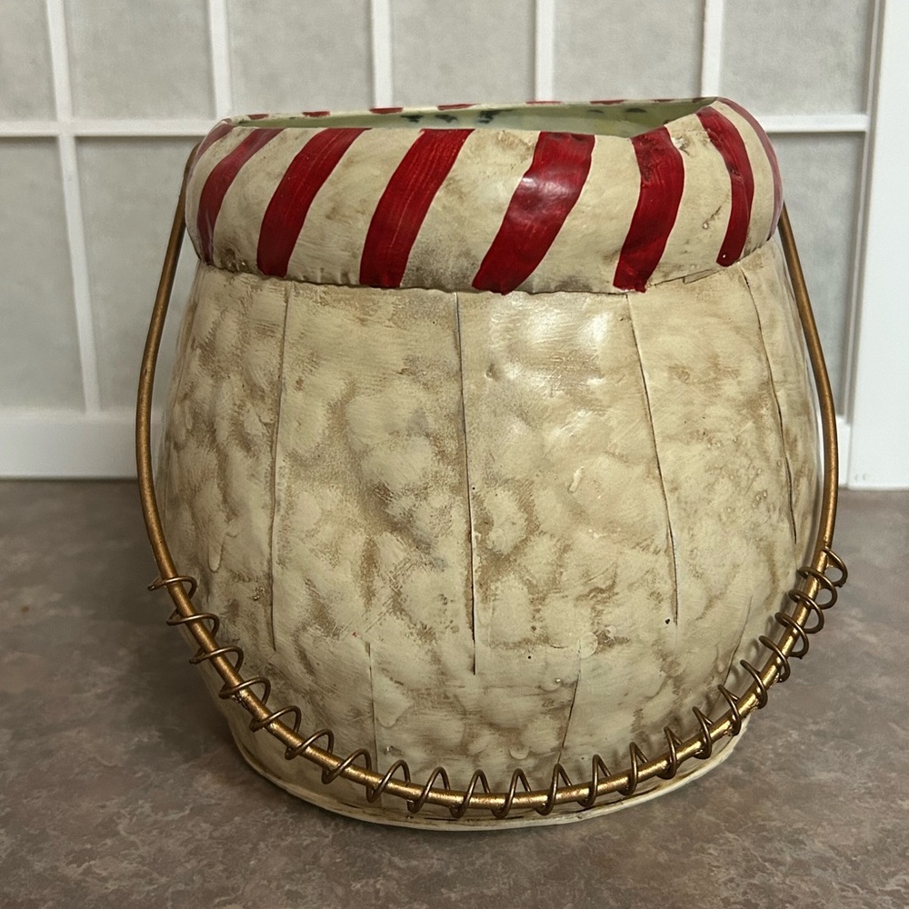 Santa Metal Bucket - Picture 9 of 10